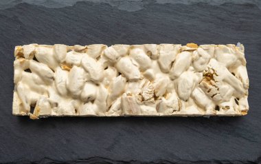 Siyah arkaplan üzerinde Noel Turronu 'nun üst görünümü.