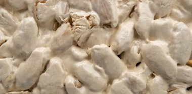 Tipik beyaz İspanyol Turronunun tam Çerçevesi.