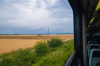 Tren penceresinden güzel manzara manzarası.