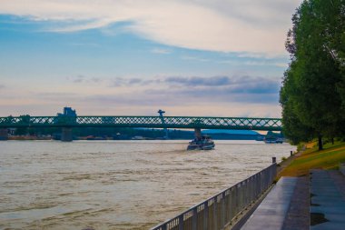 Bratislava şehrindeki Tuna Nehri manzarası.