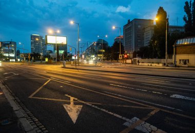 BRATISLAVA, SLOVAKIA - 11 Temmuz 2021: Bratislava sokaklarındaki trafiğin gece Eurovea 'nın yanındaki görüntüsü.