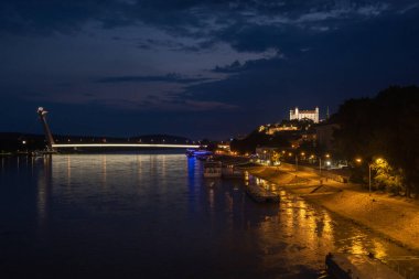 Gece Bratislava 'daki Tuna Nehri manzarası.