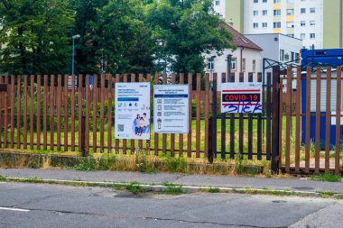 BRATISLAVA, SLOVAKIA - 12 Temmuz 2021: Bratislava, Slovakya 'daki eski bir hastanenin önündeki kabin görüntüsü.