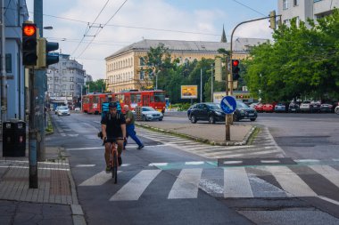 BRATISLAVA, SLOVAKIA - 12 Temmuz 2021: Bratislava sokaklarındaki trafiğin görüntüsü.