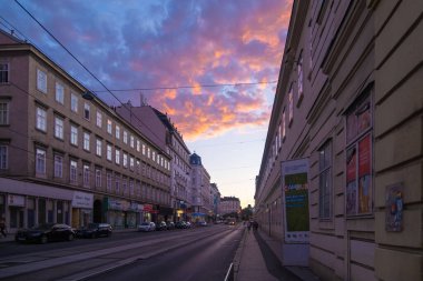 VIENNA, AUSTRIA - 09 Temmuz 2021: Viyana Üniversitesi 'nin gün batımında dış görünümü.