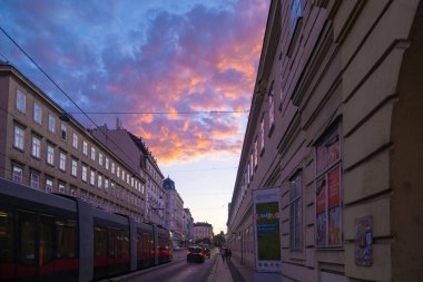 VIENNA, AUSTRIA - 09 Temmuz 2021: Viyana Üniversitesi 'nin gün batımında dış görünümü.