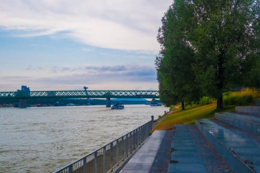 Bratislava şehrindeki Tuna Nehri manzarası.