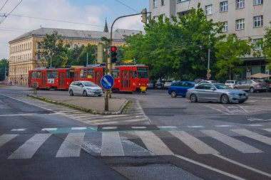 BRATISLAVA, SLOVAKIA - 12 Temmuz 2021: Bratislava sokaklarındaki trafiğin görüntüsü.