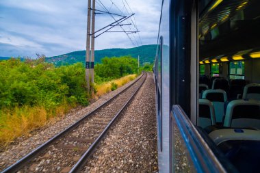 Tren penceresinden manzara görüntüsü.