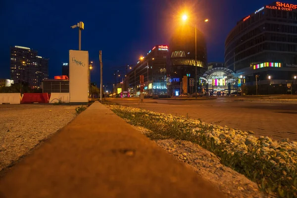 ブラチスラヴァ スロバキア 2021年7月11日 ヨーロッパの隣の夜にブラチスラヴァの街の交通の眺め — ストック写真