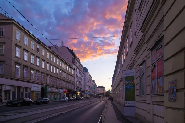 VIENNA, AUSTRIA - 09 Temmuz 2021: Viyana Üniversitesi 'nin gün batımında dış görünümü.