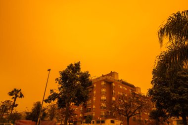  Sahra sisinin filtresiz gelişi nedeniyle Mlaga 'daki çamurlu gökyüzünün kıyametsel görüntüsü.
