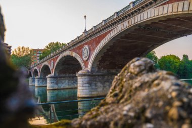 İtalya 'nın Torino kentindeki Po nehri üzerindeki kemer köprüsünün güzel günbatımı manzarası.