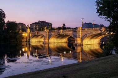 İtalya 'nın Torino kentindeki Po nehri üzerindeki köprünün güzel gece manzarası..