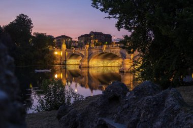 İtalya 'nın Torino kentindeki Po nehri üzerindeki köprünün güzel gece manzarası..