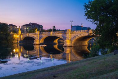 İtalya 'nın Torino kentindeki Po nehri üzerindeki köprünün güzel gece manzarası..