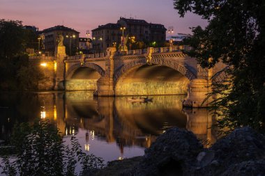 İtalya 'nın Torino kentindeki Po nehri üzerindeki köprünün güzel gece manzarası..
