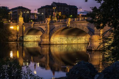 İtalya 'nın Torino kentindeki Po nehri üzerindeki köprünün güzel gece manzarası..