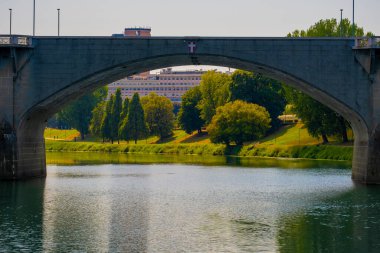 İtalya 'nın Torino kentindeki Po nehri üzerindeki kemer köprüsünün güzel günbatımı manzarası