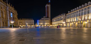 TÜRİN, İTALYA - 21 Ağustos 2021 Güzel Torino şehrinin gece uzun pozu.