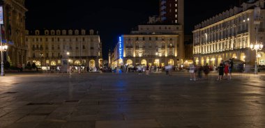 TÜRİN, İTALYA - 21 Ağustos 2021 Güzel Torino şehrinin gece uzun pozu.