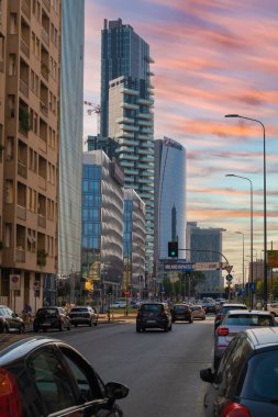 MILAN, ITALY - 22 Ağustos 2021: Milano şehir merkezindeki modern binaların dikey görünümü.