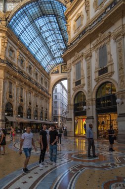 MILAN, ITALY - 22 Ağustos 2021: Milano 'daki Vittorio Emanuele II Galerisi' nin içinden görüntüle.
