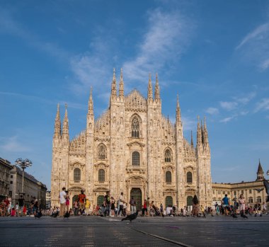 MILAN, ITALY - 22 Ağustos 2021: Milano, İtalya 'daki ünlü Duomo manzarası