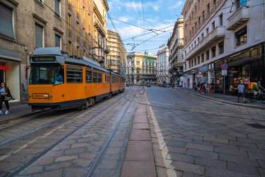 MILAN, İtalya - 22 Ağustos 2021: Milano, İtalya sokaklarındaki ünlü tramvayın görüntüsü