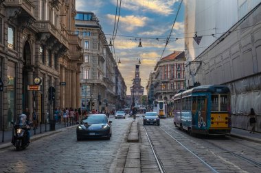 MILAN, İtalya - 22 Ağustos 2021: Milano, İtalya sokaklarındaki ünlü tramvayın görüntüsü