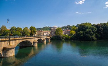 İtalya 'nın Torino kentindeki Po nehri üzerindeki güzel köprü manzarası..