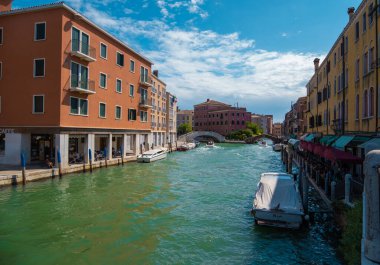 VENICE, İtalya - 27 Ağustos 2021: Venedik su kanallarında tekneler denize açılıyor.