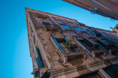 İtalya, Venedik sokaklarındaki binaların mimarisinin güzel manzarası.