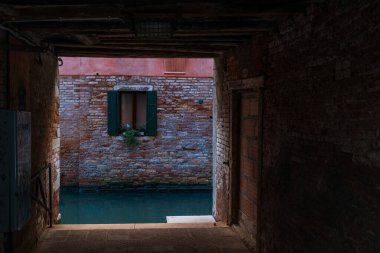 Venedik Kanalı Penceresi Kapıdan görünüyor