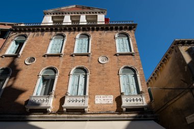 İtalya, Venedik sokaklarındaki eski bina cephesi.