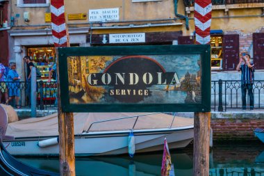 Venedik kanallarında gondol hizmeti veren pano görüntüsü.
