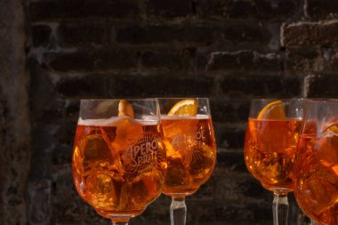 Venedik, İtalya - 27 Ağustos 2021: Tipik ve ünlü Venedik manzarası Aperol Spritz