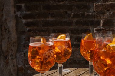 Venedik, İtalya - 27 Ağustos 2021: Tipik ve ünlü Venedik manzarası Aperol Spritz
