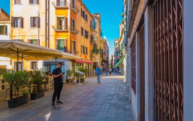 VENICE, İtalya - 27 Ağustos 2021: Salgın sırasında Venedik sokaklarında yürüyen insanlar