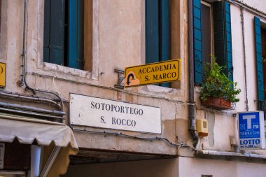 Venedik, İtalya - 28 Ağustos 2021 Venedik şehir merkezinin sokaklarındaki tabelaların görüntüsü.