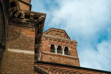 İtalya, Venedik 'teki binalar arasında kilise çanının görüntüsü