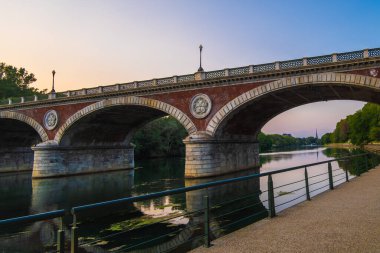 İtalya 'nın Torino kentindeki Po nehri üzerindeki kemer köprüsünün güzel günbatımı manzarası.