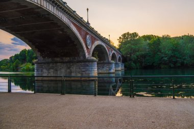 İtalya 'nın Torino kentindeki Po nehri üzerindeki kemer köprüsünün güzel günbatımı manzarası.