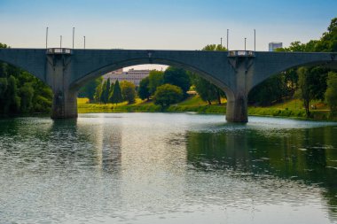 İtalya 'nın Torino kentindeki Po nehri üzerindeki kemer köprüsünün güzel günbatımı manzarası