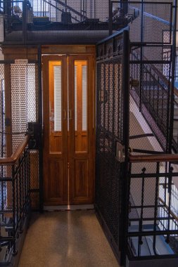 Metal bir şaftta antik ahşap asansör.