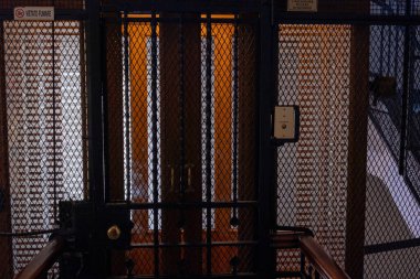 Metal bir şaftta antik ahşap asansör.