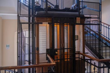 Metal bir şaftta antik ahşap asansör.