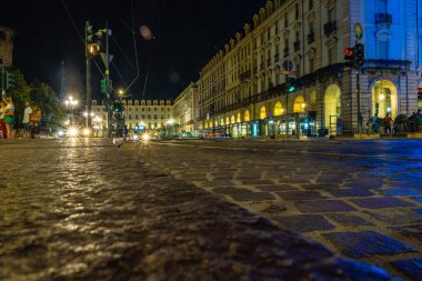 TÜRİN, İTALYA - 21 Ağustos 2021 Güzel Torino şehrinin gece uzun pozu.