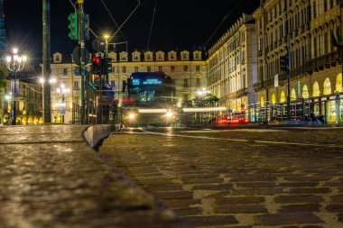TÜRİN, İTALYA - 21 Ağustos 2021 Güzel Torino şehrinin gece uzun pozu.