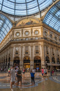 MILAN, ITALY - 22 Ağustos 2021: Milano 'daki Vittorio Emanuele II Galerisi' nin içinden görüntüle.